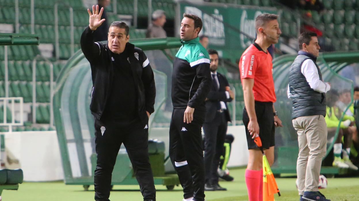 José Ramón Sandoval da indicaciones a los suyos durante el Elche-Córdoba