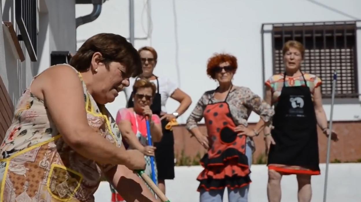 Mujeres en una de las secuencias del videoclip
