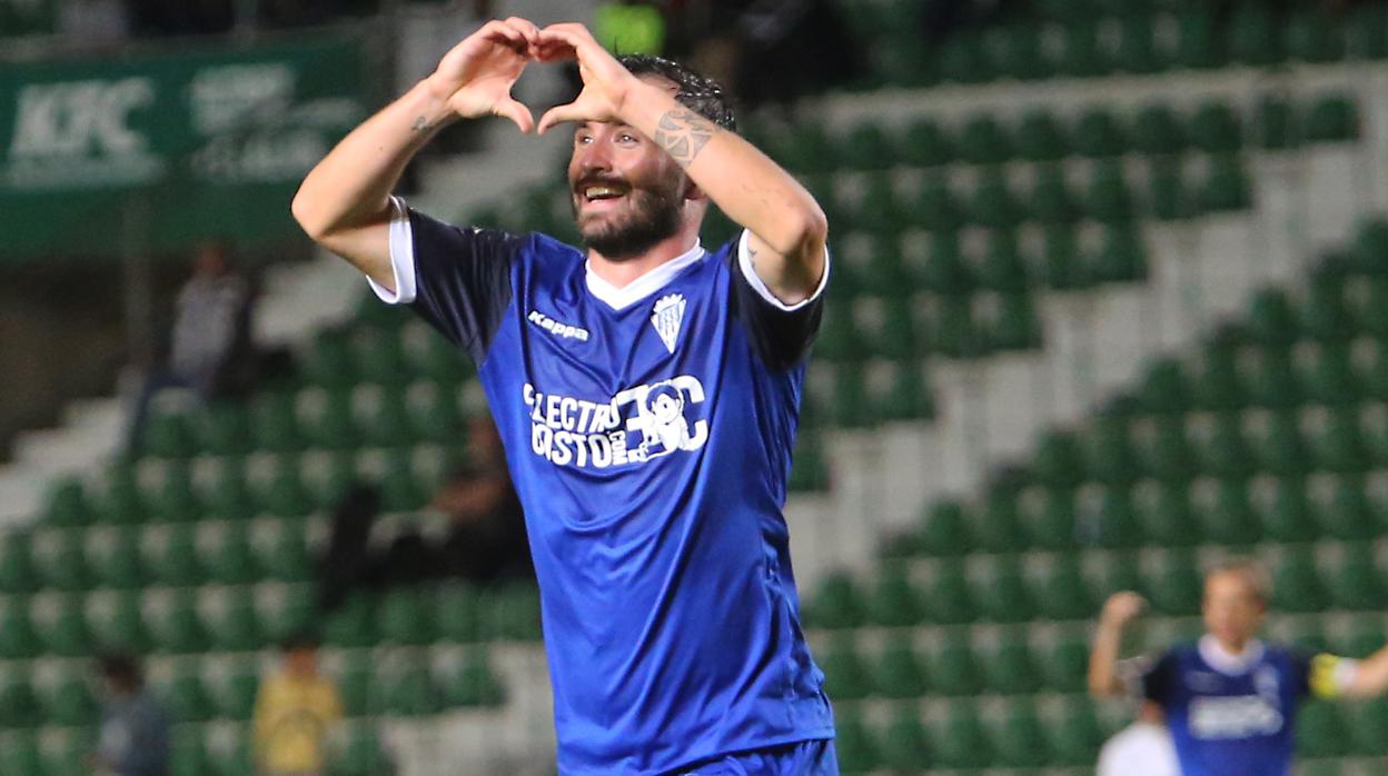 El cordobés Sebas Moyano celebra el gol que anotó al Elche el martes en la Copa