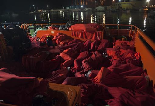 El grupo acostado en la cubierta del barco antes de ser llevados a la carpa