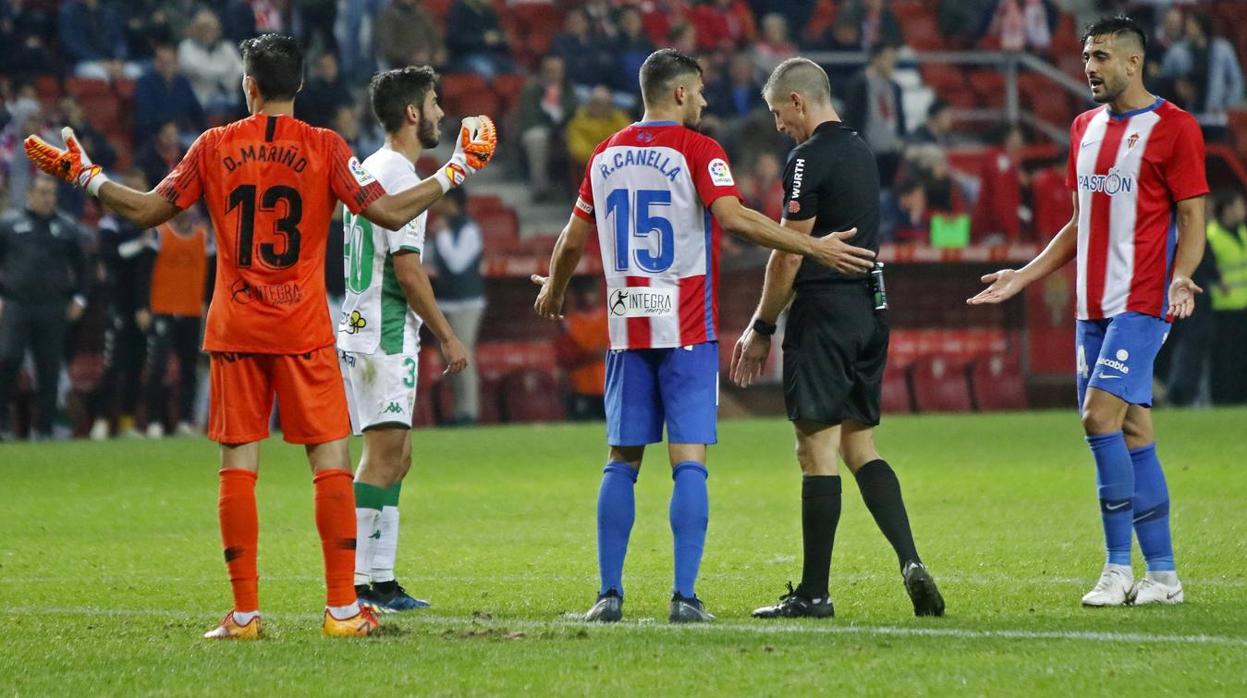 Iglesias Villanueva, colegiado del partido, señala la falta por manos de Diego Mariño