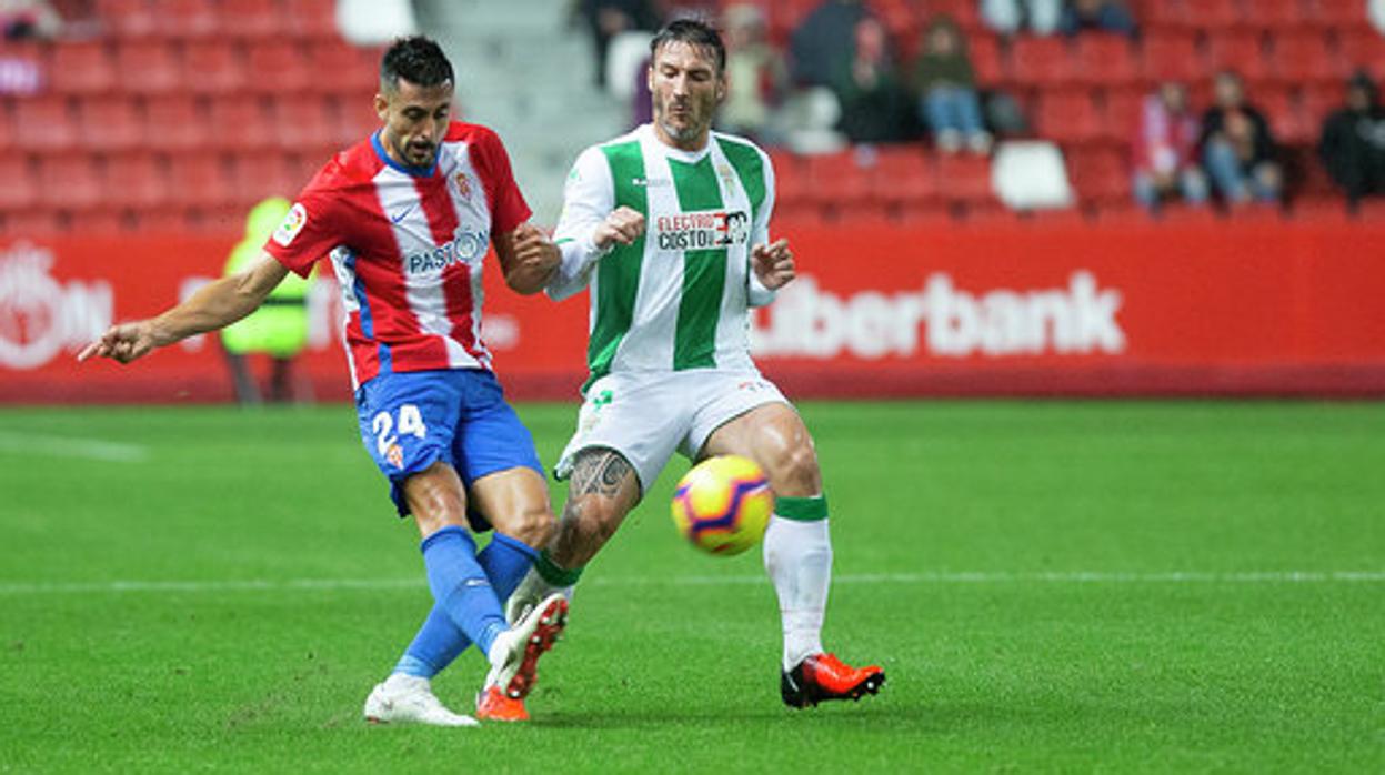 En una jugada del Sporting-Córdoba CF en El Molinón