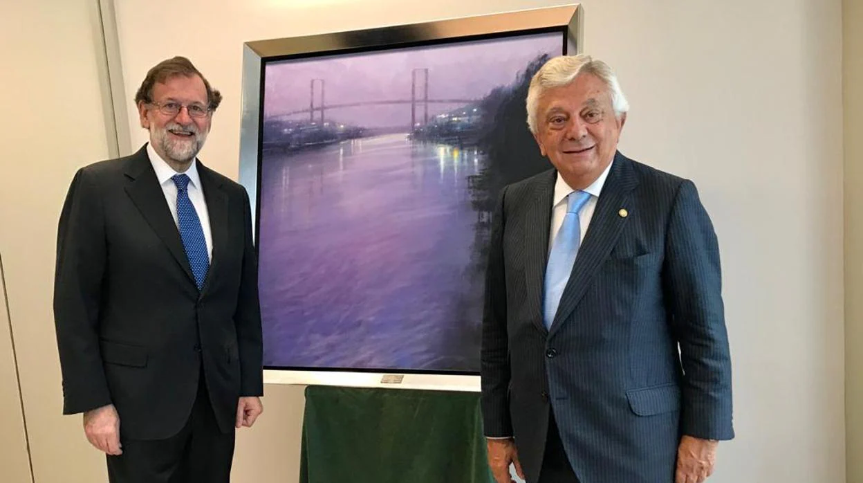 Rajoy y Francisco Herrero posan con el cuadro que la Cámara de Comercio regaló al ex presidente del Gobierno