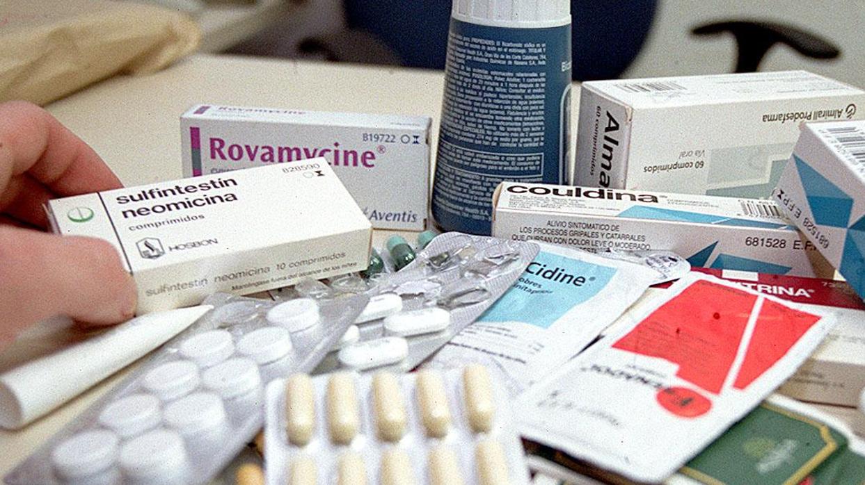 Los empresarios farmacéuticos piden la suspensión de la última subasta del SAS