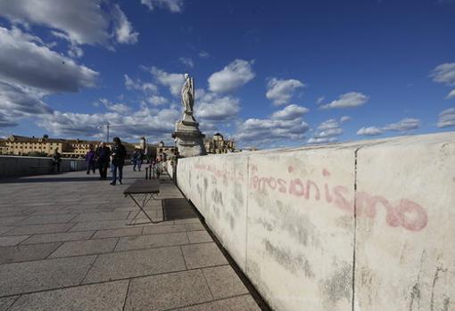 Leyenda junto al San Rafael del Puente Romano de Córdoba