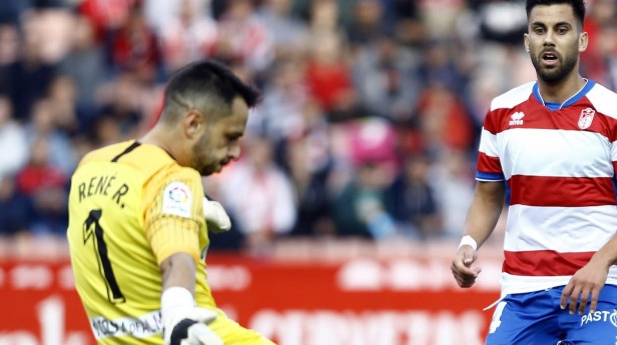 René, portero de la UD Almería, frente al cordobés Fede Vico, jugador del Granada CF