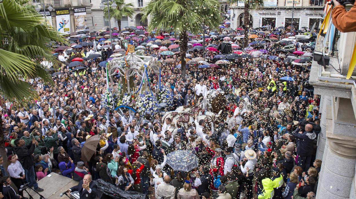 El Simpecado de la Hermandad de Huelva a su paso por el Ayuntamiento