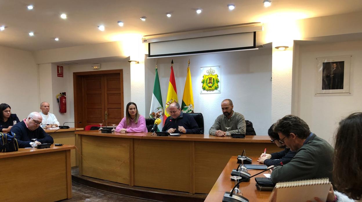 Jorge Romero, alcalde de Los Barrios, en el centro de la imagen.