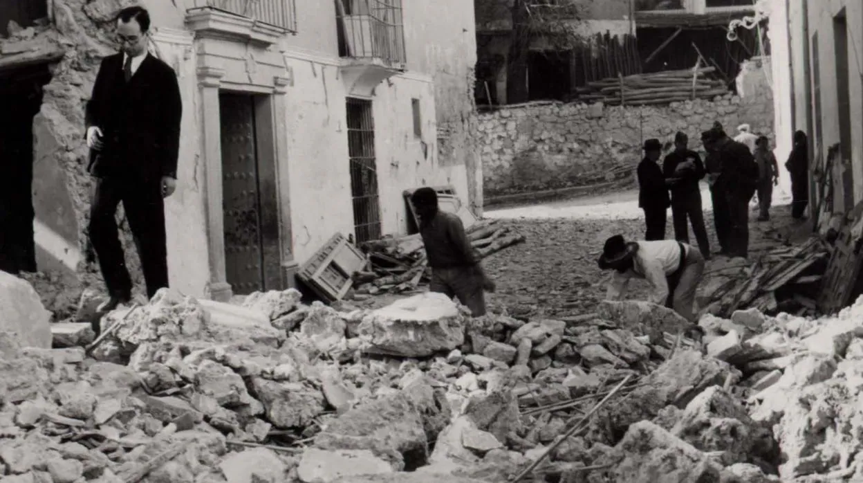 Una calle de Cabra con una casa destrozada por el bombardeo de 1938