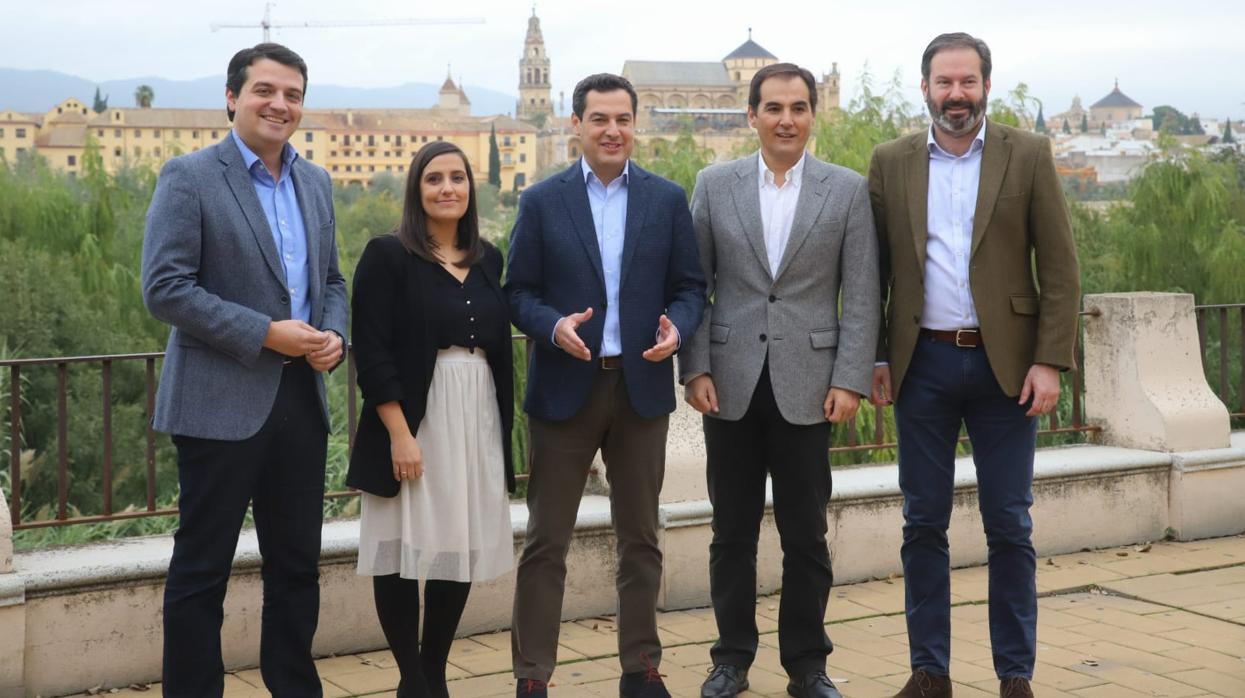 Juanma Moreno, con los dirigentes del PP de Córdoba, en la presentación del programa para las autonómicas