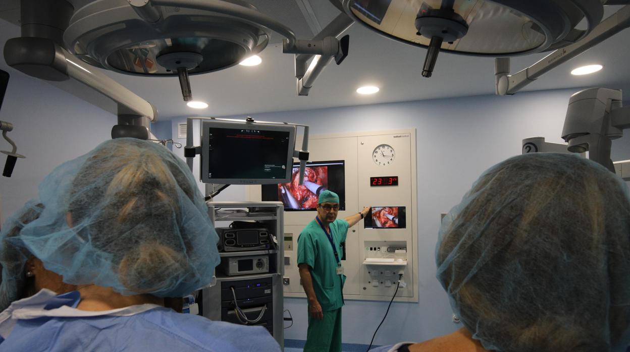Trabajo en un quirófano del hospital Reina Sofía de Córdoba