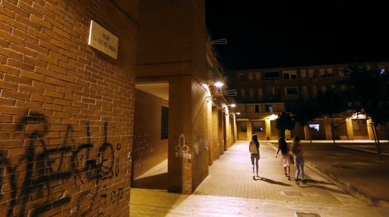 Tres jóvenes pasean por el barrio de Moreras