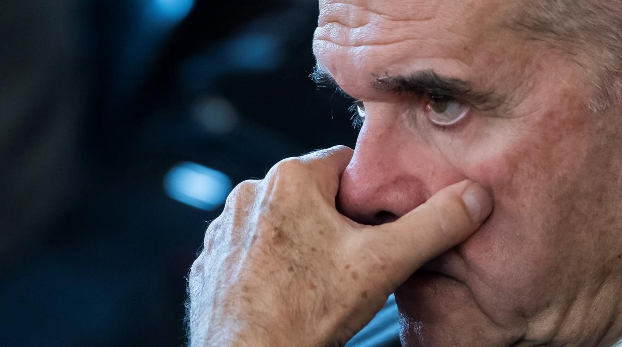 El expresidente socialista andaluz Manuel Chaves escucha a su abogado en el juicio del caso ERE