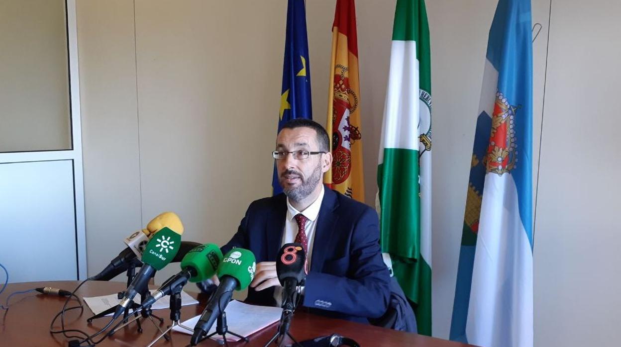 El alcalde de La Línea de la Concepción, Juan Franco, ante los medios.