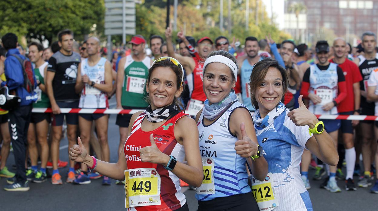 Tres mujeres sonrientes antes de la salida de la 33ª Media Maratón