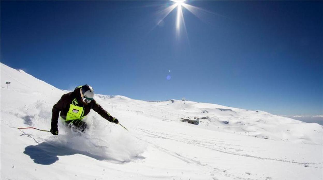 Un esquiador desciende por las pistas de Sierra Nevada