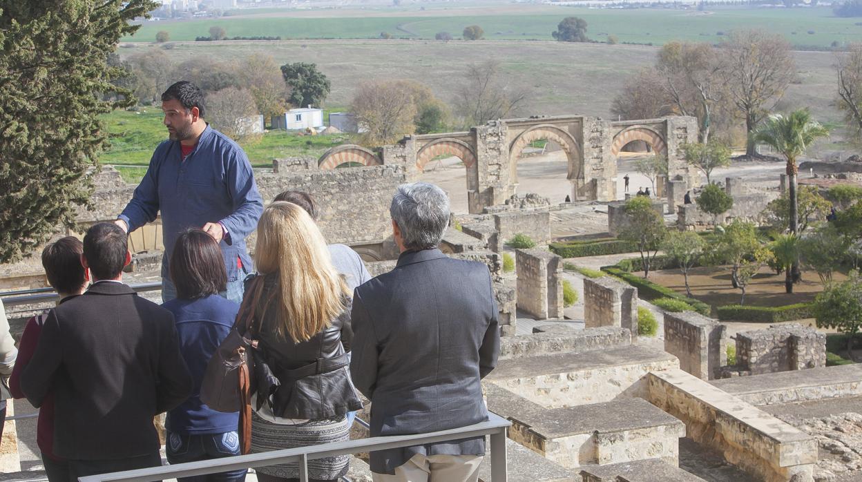 Un grupo atiende las explicaciones de un guía en Medina Azahara