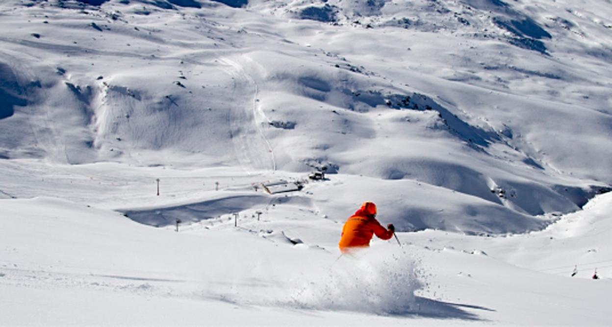 Un esquiador desciende por las laderas de Sierra Nevada