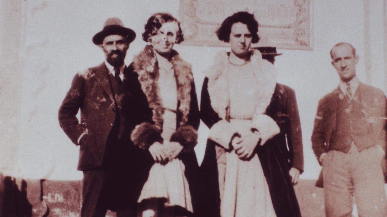 Juan Ramón Jiménez a la izquierda de la imagen ante la Parroquia de la Asunción de Almonte