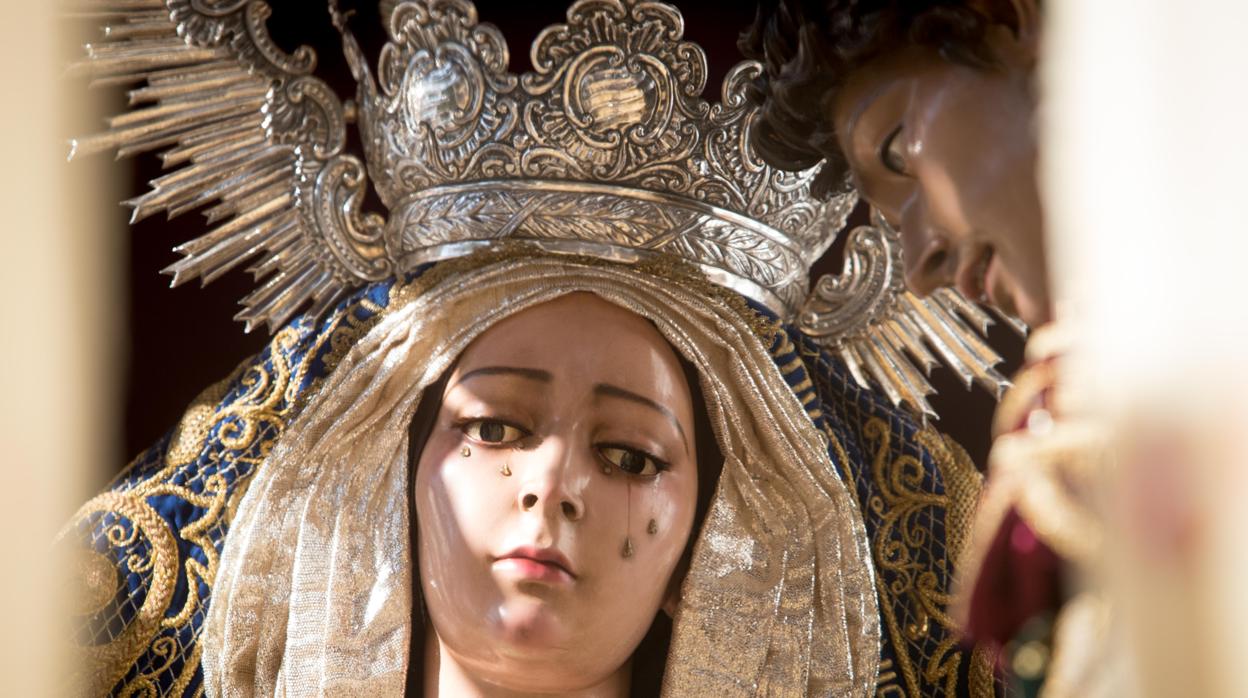 Nuestra Señora Reina de los Ángeles durante su salida procesional el Martes Santo