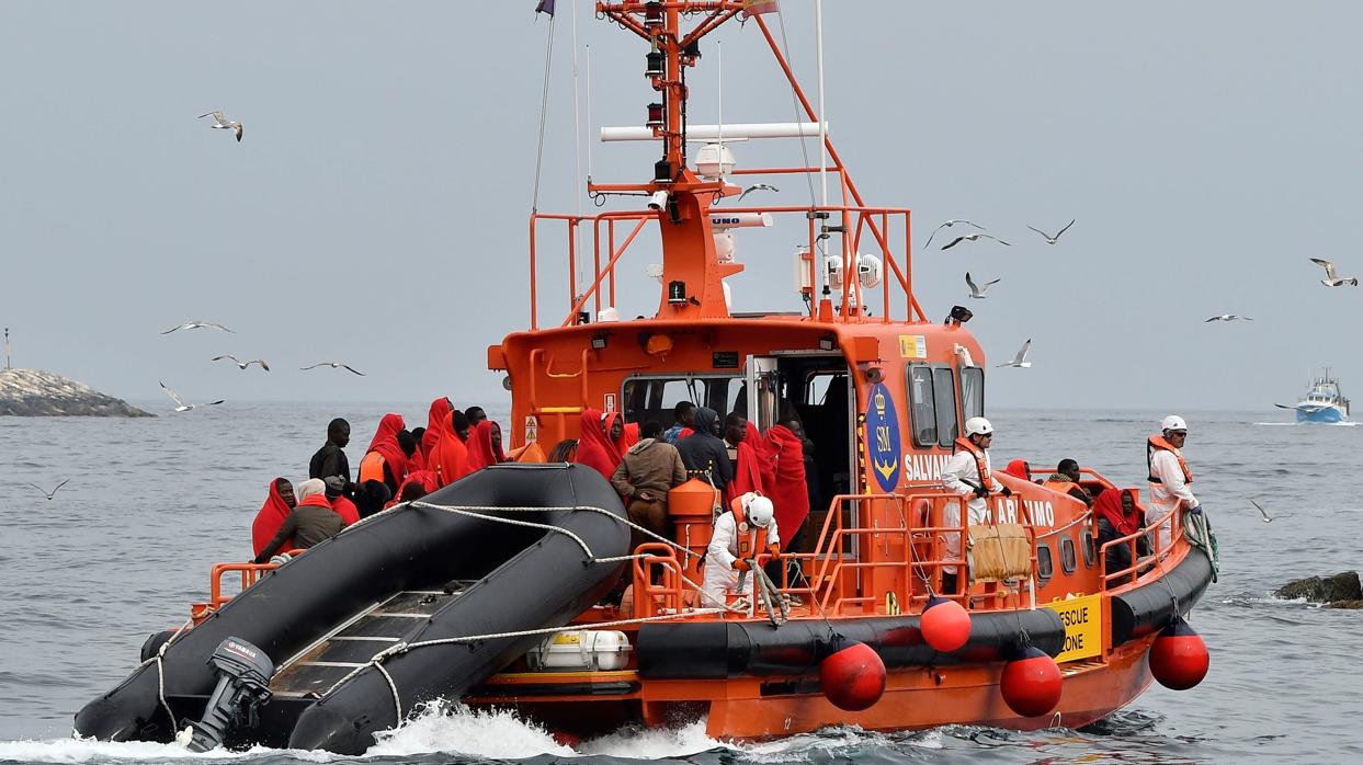 El niño fue rescatado de una patera junto a su padre