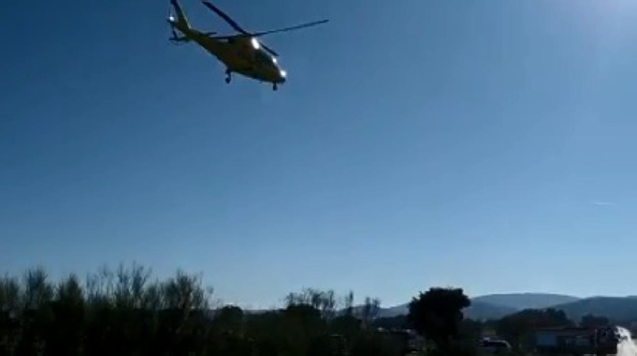 Hasta el lugar se ha desplazado un helicóptero del 061