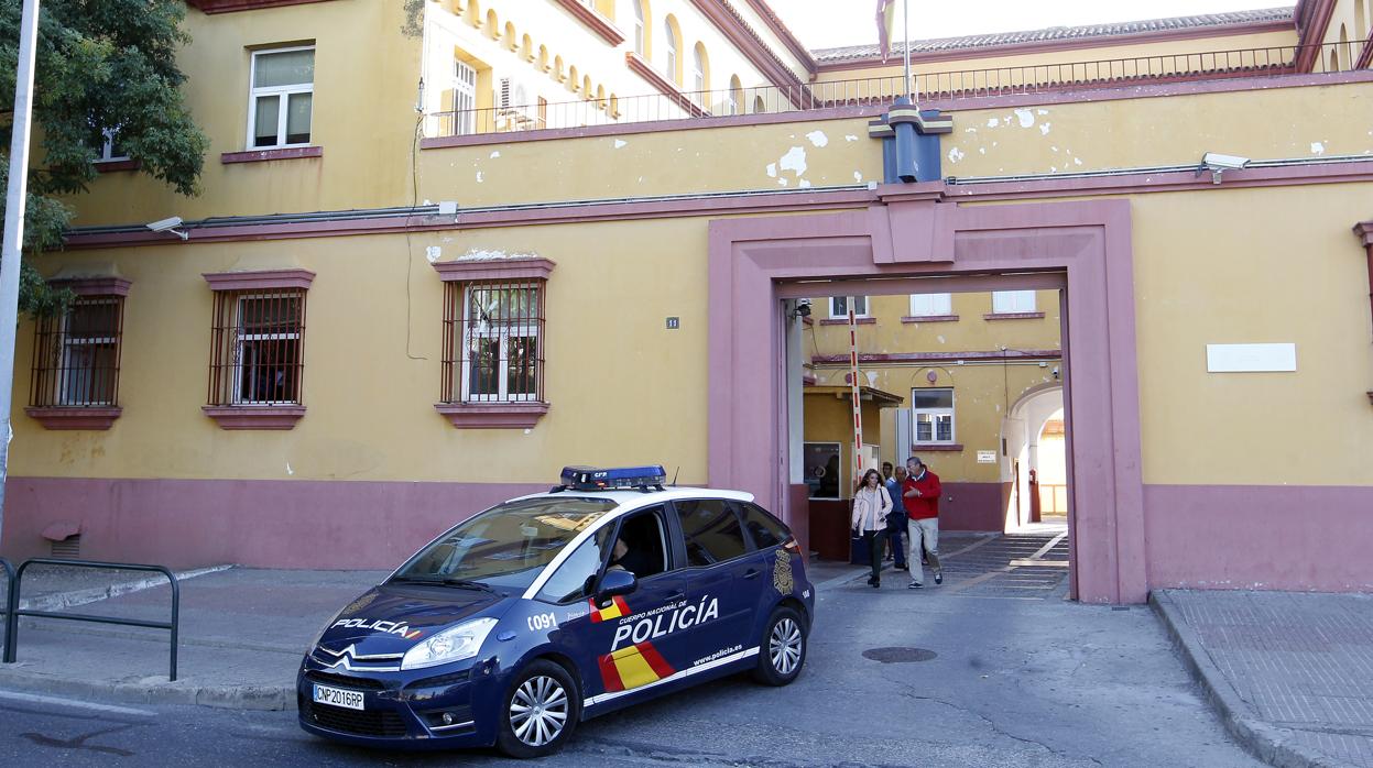 Testigos del fraude de los cursos de formación son interrogados en la comisaría Campo Madre de Dios.