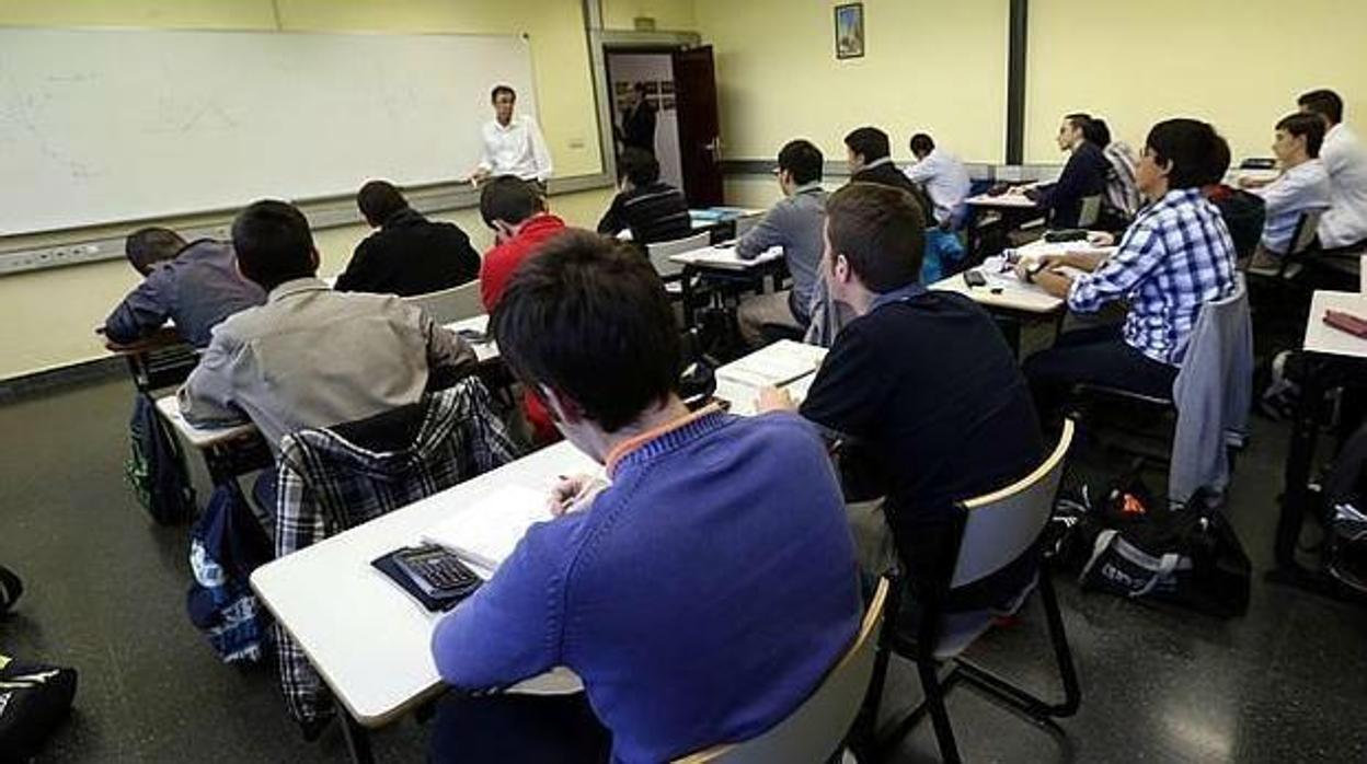 Opositores durante una prueba de acceso a la administración pública