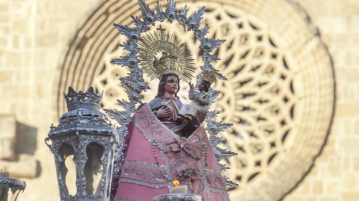 Salida procesional de Nuestra Señora de Villaviciosa desde la parroquia de San Lorenzo Mártir
