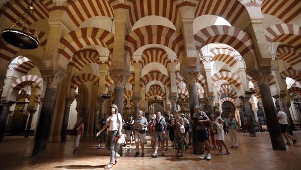 El gobierno de Qatar edita una guía en árabe sobre «La Mezquita omeya de Córdoba» en Al-Andalus