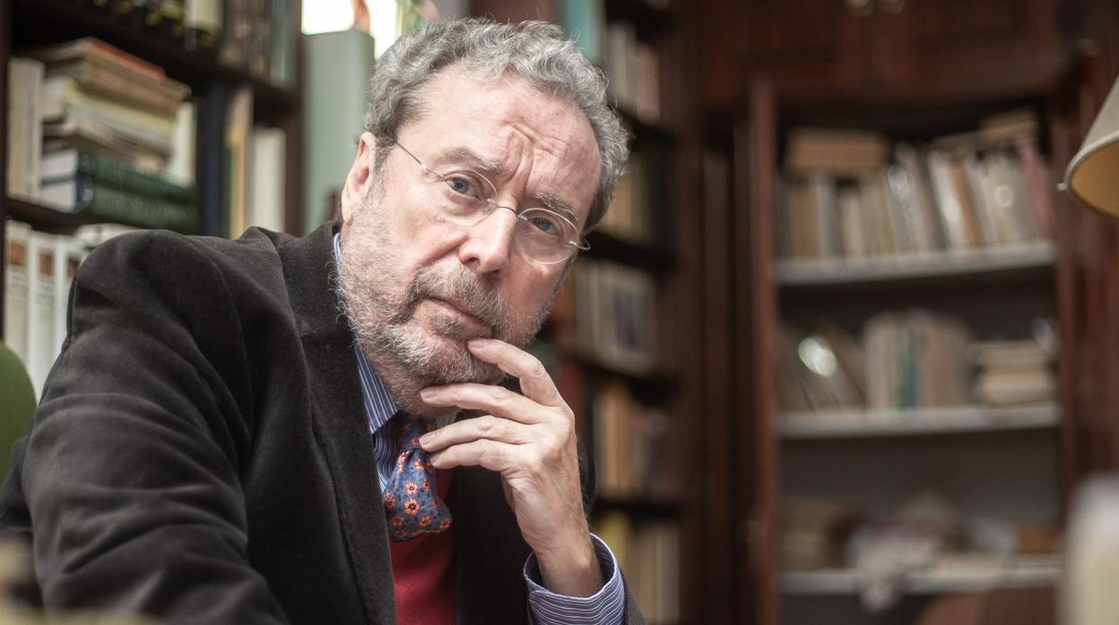 El escritor Gómez Marín rodeado de libros