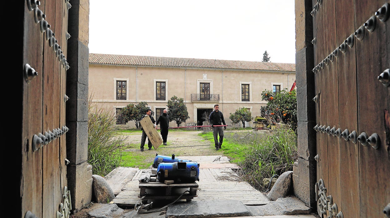 Operarios del Obispado trabajan en el mantenimiento del patio
