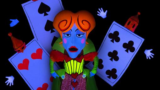 Uno de los títeres de la función de «Alicia en el país de las maravillas» de IRÚ Teatro Negro