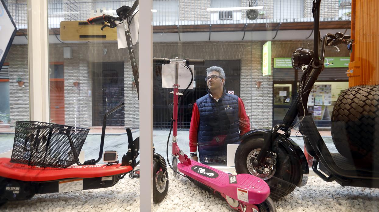 Patinetes expuestos en un escaparate de una tienda de Córdoba