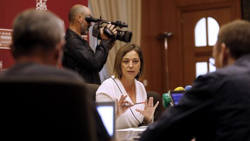 La alcaldesa, Isabel Ambrosio, en una rueda de prensa