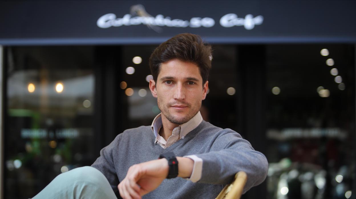 Munuera en la puerta de su cafetería en Córdoba