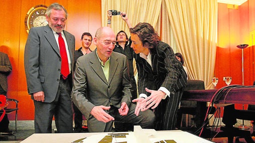 El arquitecto Rem Koolhaas junto a Rosa Aguilar y Andrés Ocaña