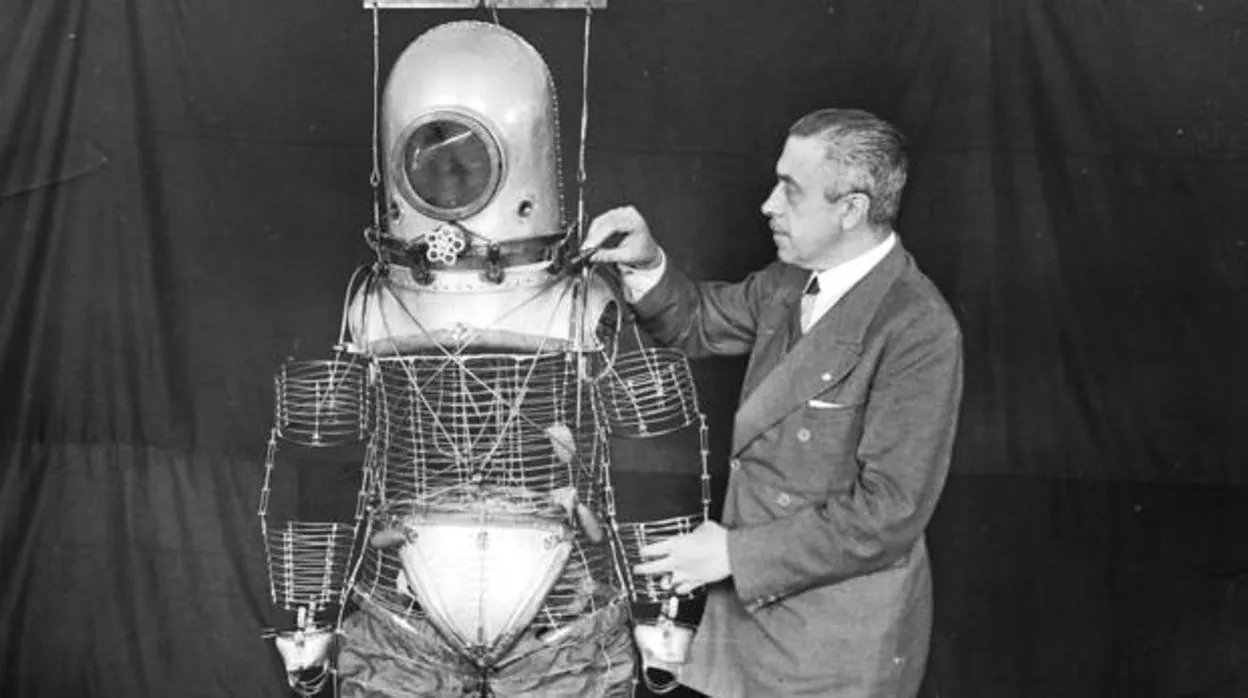 Emilio Herrera Linares, con su «escafandra estratonáutica», el prototipo en el que se basó la NASA para hacer los primeros trajes de astronauta.