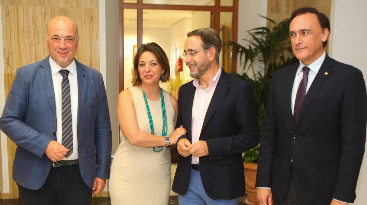 La alcaldesa, con el consejero de Fomento, Felipe López, el presidente de la Diputación y el rector de la Universidad de Córdoba