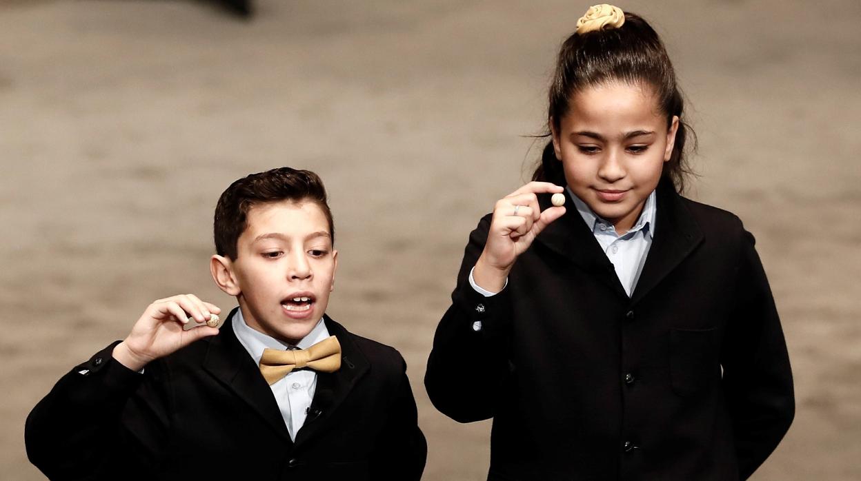 Los niños de San Ildefonso muestran el número 67.774