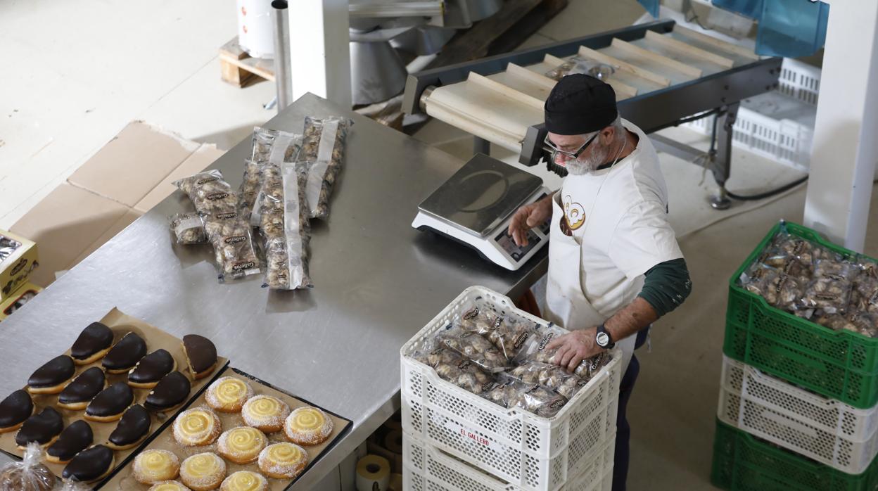 Envasado de productos en Galleros Artesanos en Rute