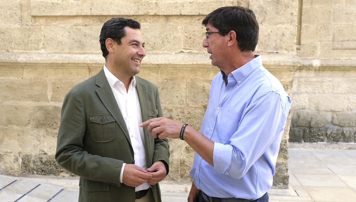 Los líderes Juanma Moreno y Juan Marín en una foto de archivo