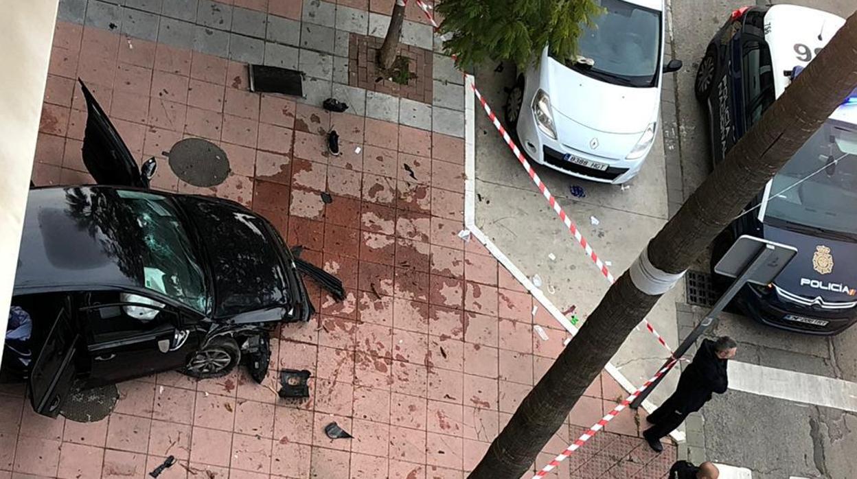 Vehículo tras el impacto contra el joven y contra la palmera