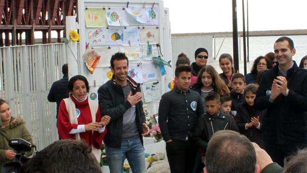 Los padres de Gabriel recuerdan a su hijo «con una sonrisa» en la inauguración del monumento a su memoria