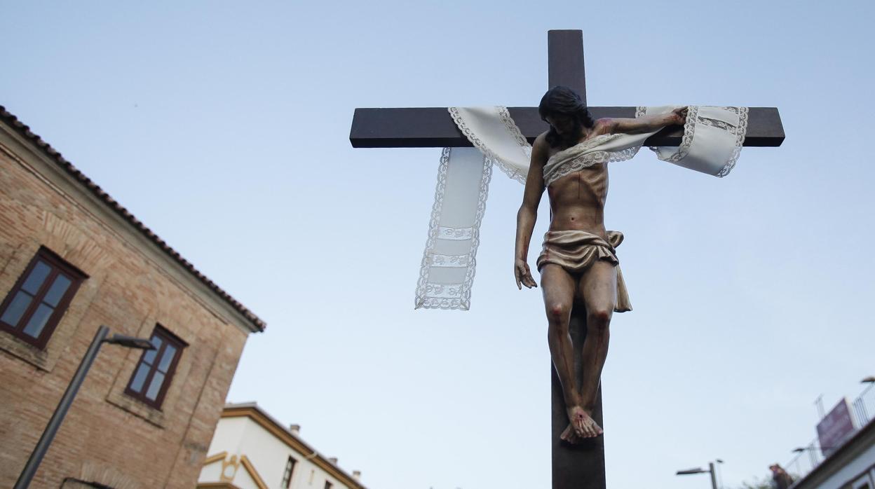 Representación del Cristo del Descendimiento en la cruz parroquial de la cofradía