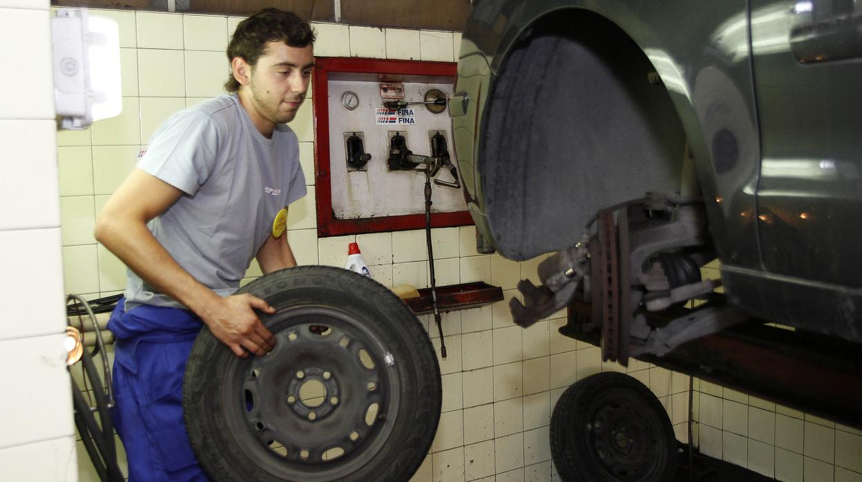 Mecánico autónomo trabajando