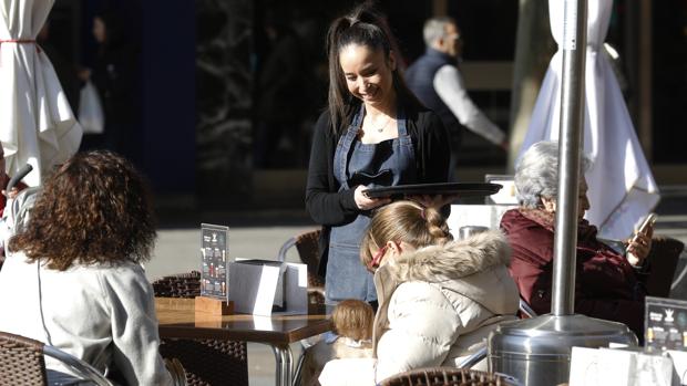 Servicios y personas que buscan su primer empleo bajan un 4,4% el paro en Córdoba capital