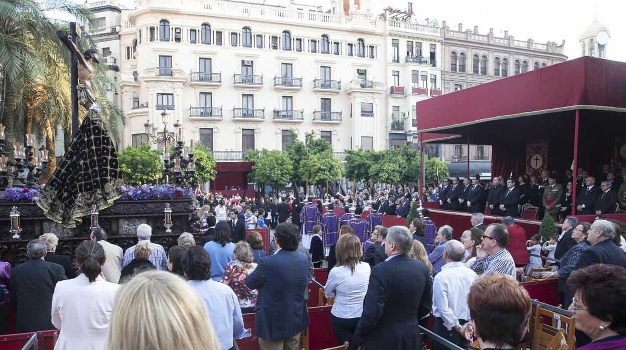 El Santísimo Cristo de la Expiración atravesando la antigua carrera oficial, situada en las Tendillas