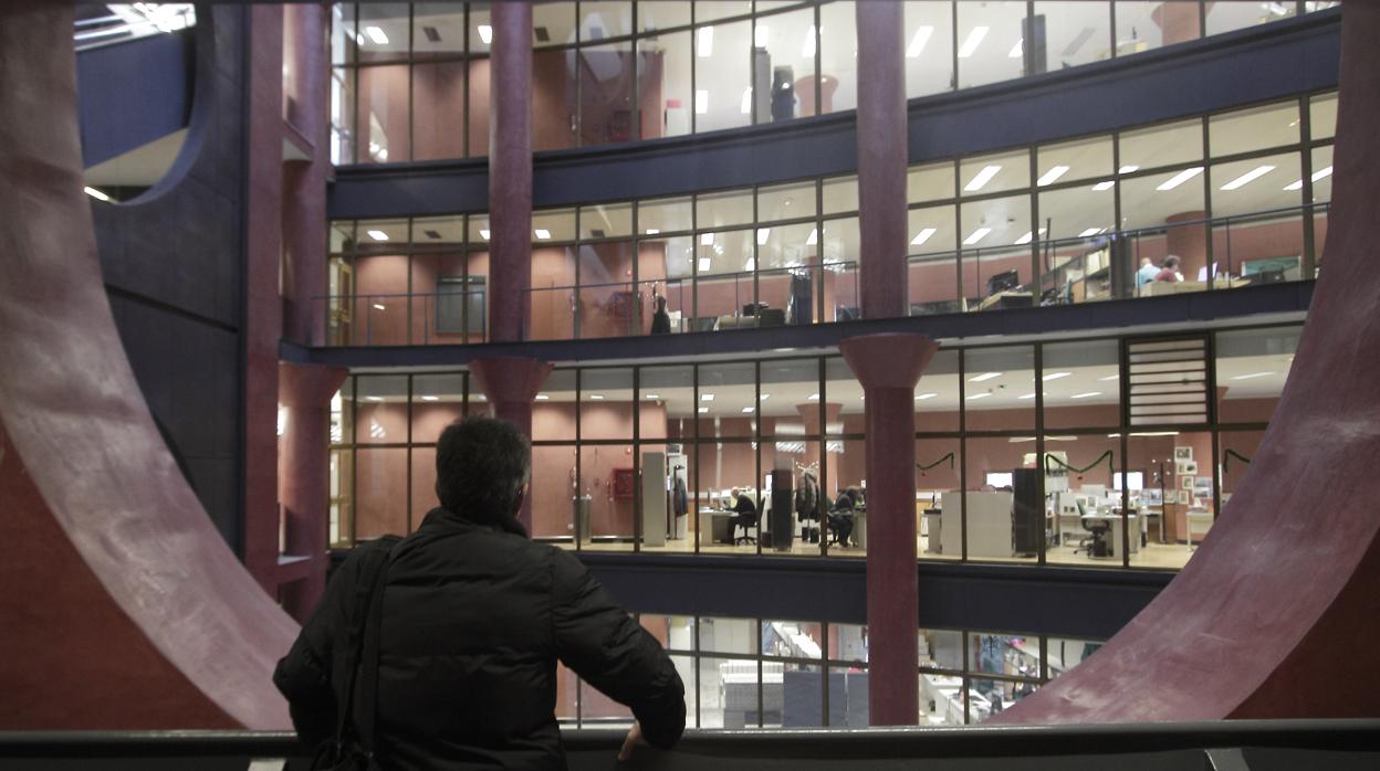 Interior de Torre Triana, que alberga varias consejerías