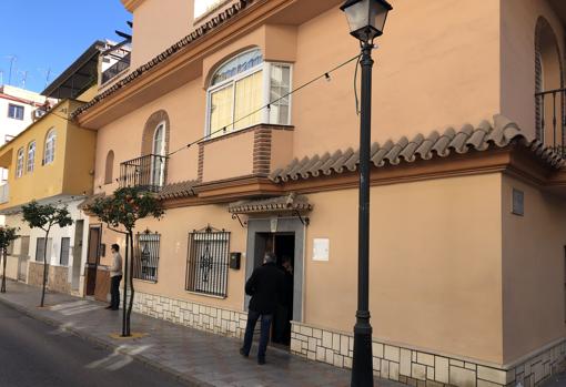 Domicilio de los padres de Leonor, donde los vecinos de Fuengirola se acercaron a ofrecer sus condolencias
